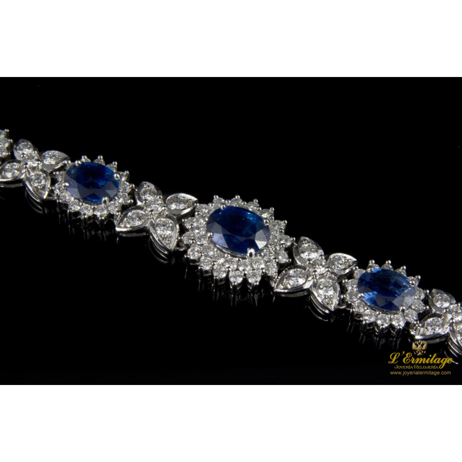 Pulsera oro blanco zafiros y diamantes.