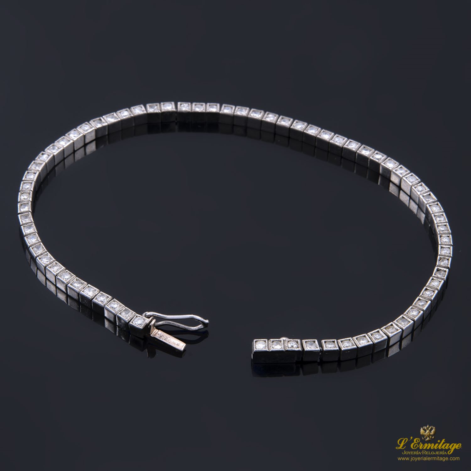 Pulsera riviere en oro blanco y diamantes.