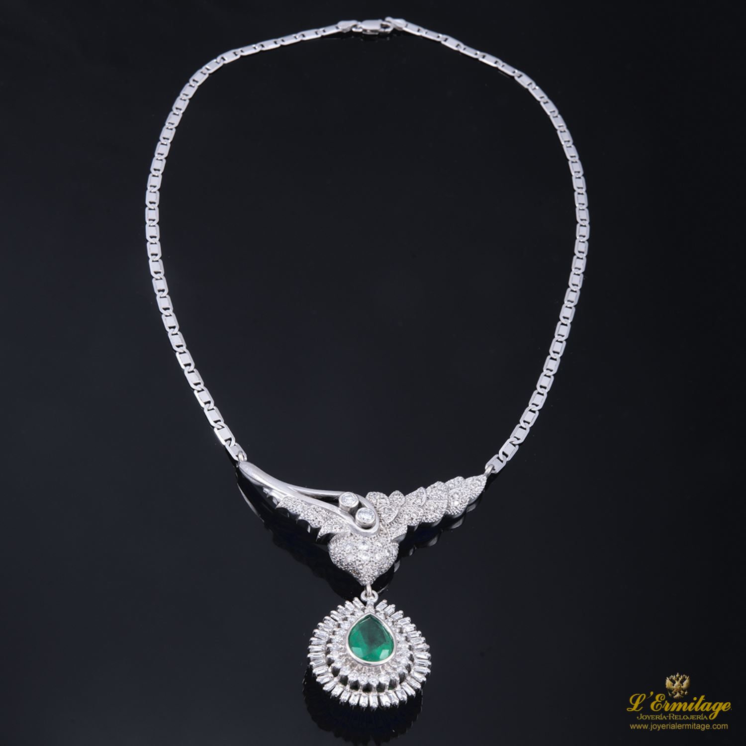 Gargantilla oro blanco con colgante de diamantes y esmeralda central