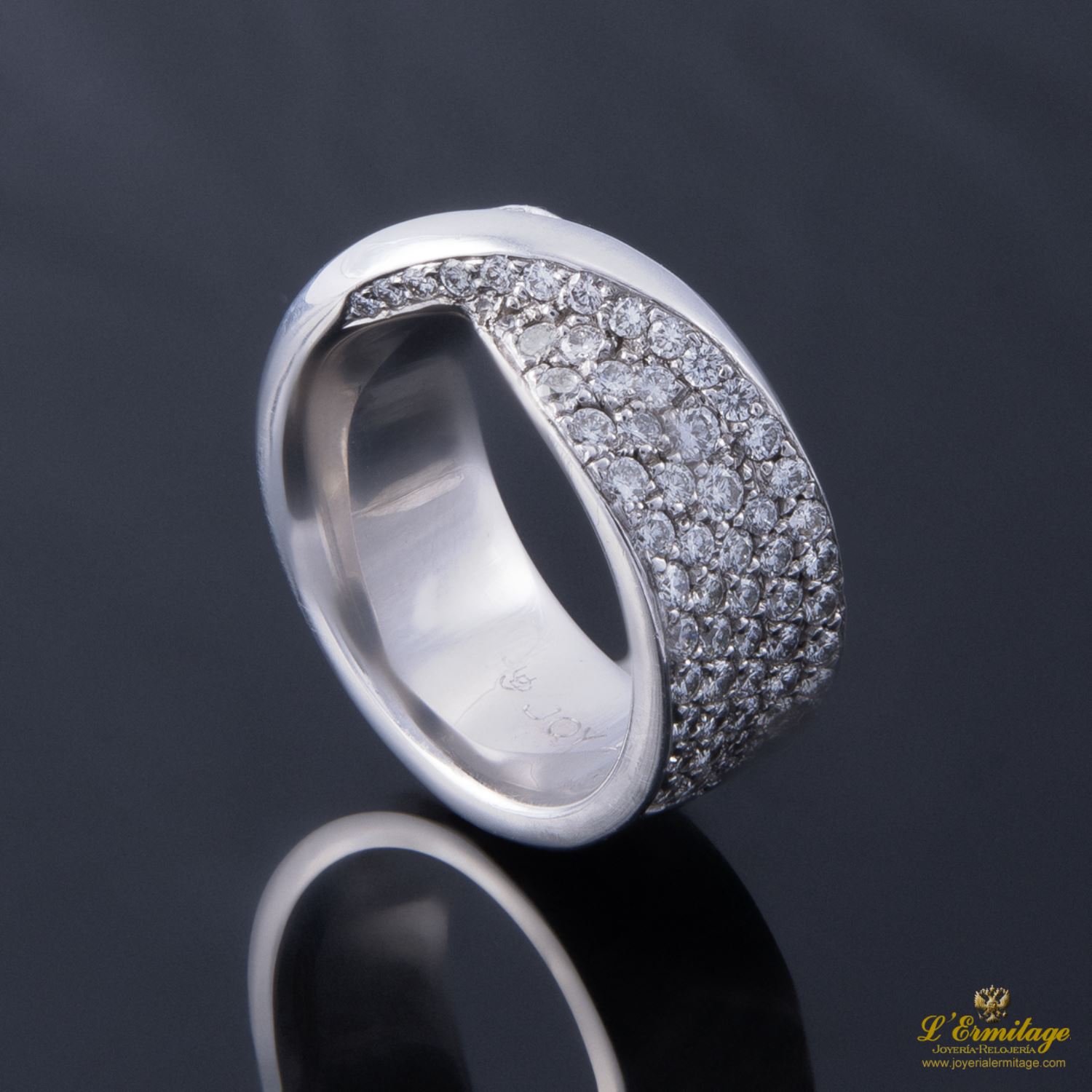 Sortija oro blanco y diamantes.