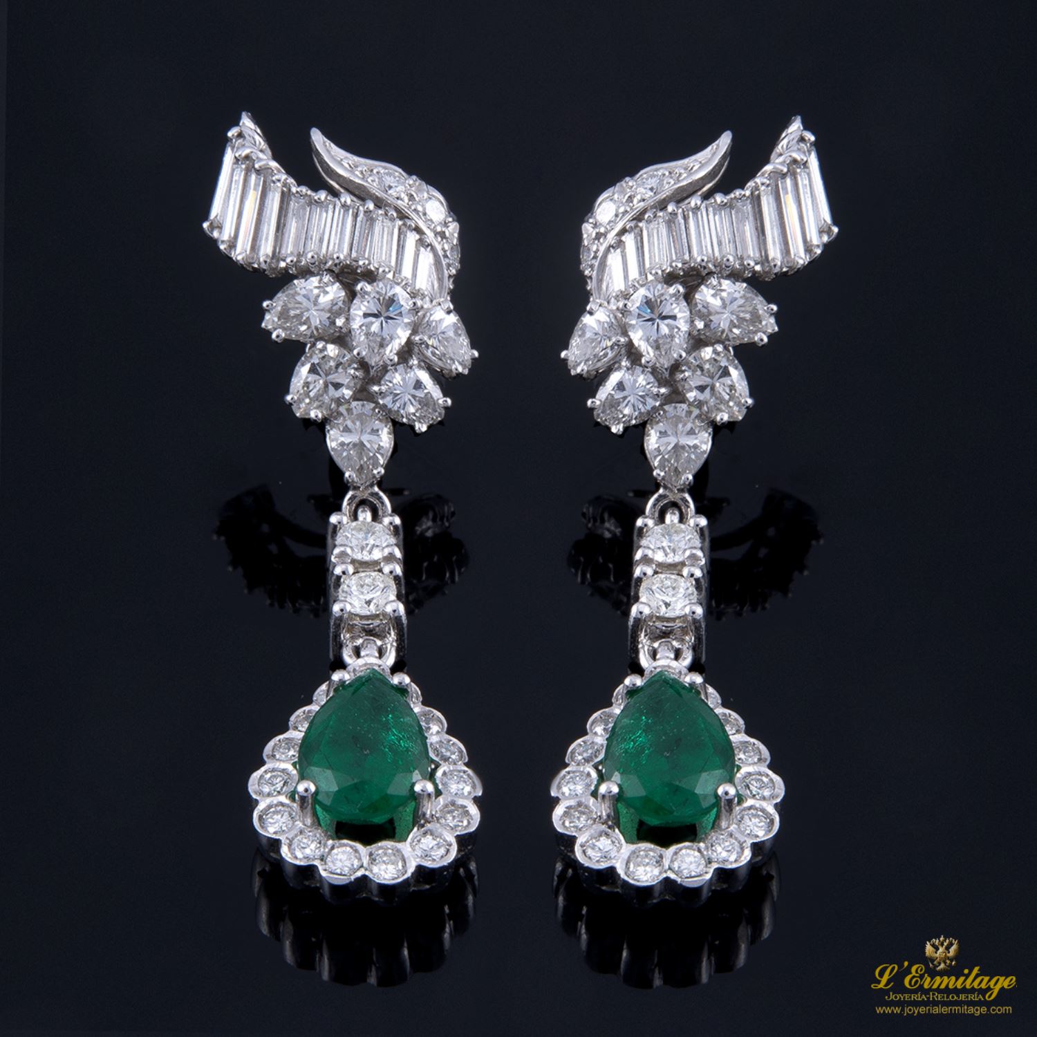 Pendientes colgantes oro blanco esmeraldas y diamantes.