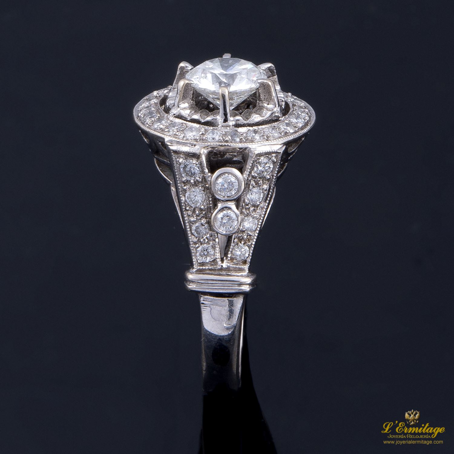 Sortija en oro blanco con diamantes naturales.