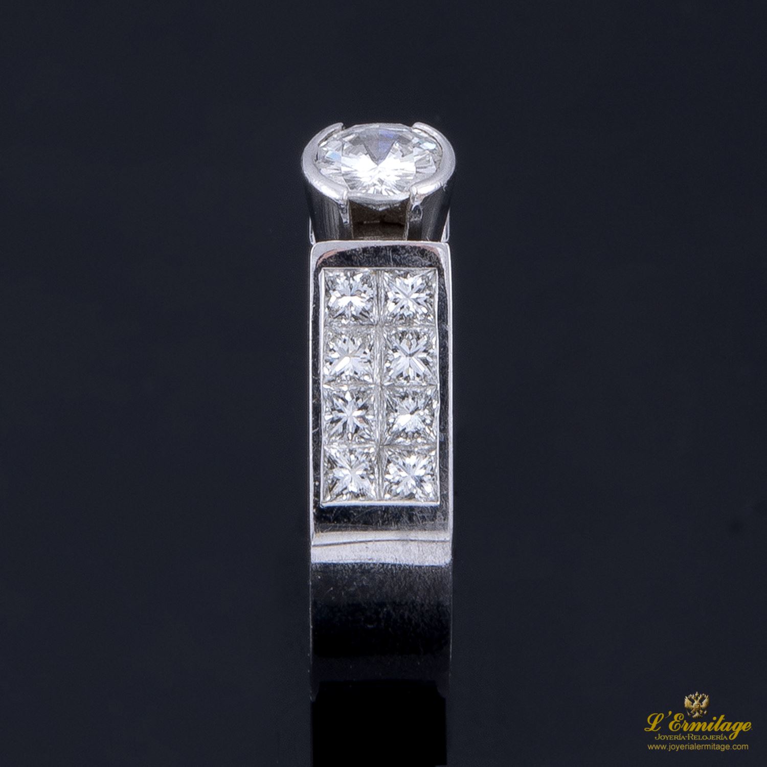 Sortija en oro blanco con diamantes naturales.