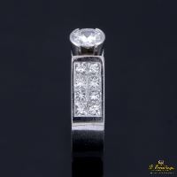 Sortija en oro blanco con diamantes naturales.