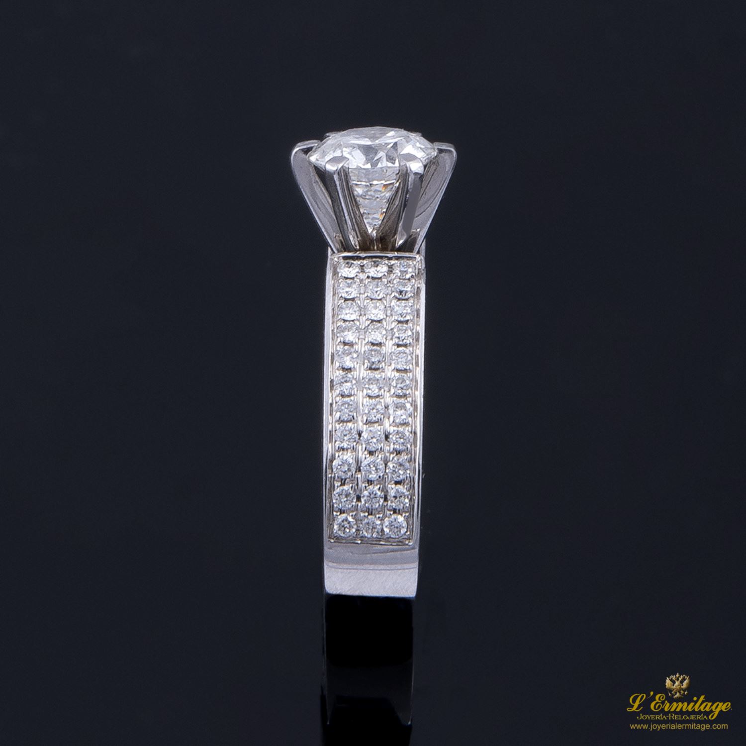 Sortija oro blanco y diamantes color g, pureza si2 y peso 0,59 cts.