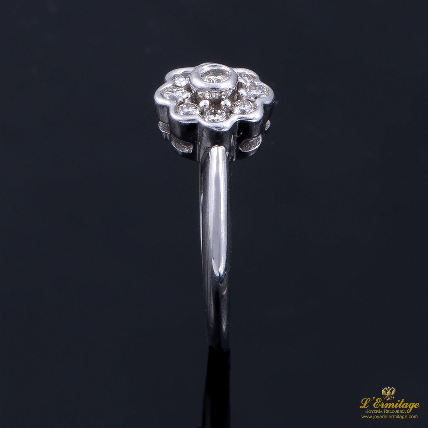 Anillo oro blanco rosetón de diamantes