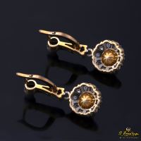 Pendientes colgantes antiguos en oro amarillo y oro blanco con diamantes.
