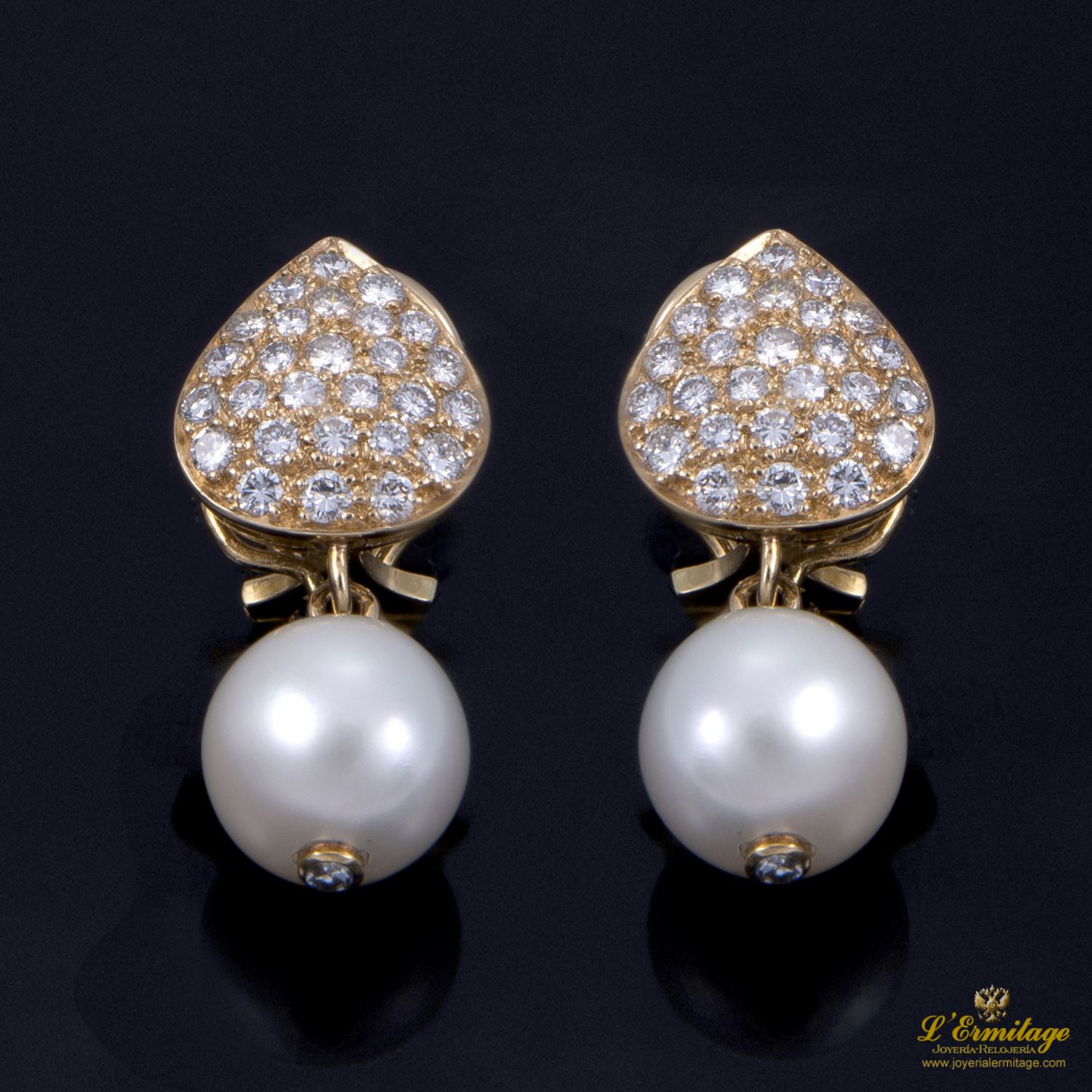 Pendientes colgantes oro amarillo perla y cuajado de diamantes.