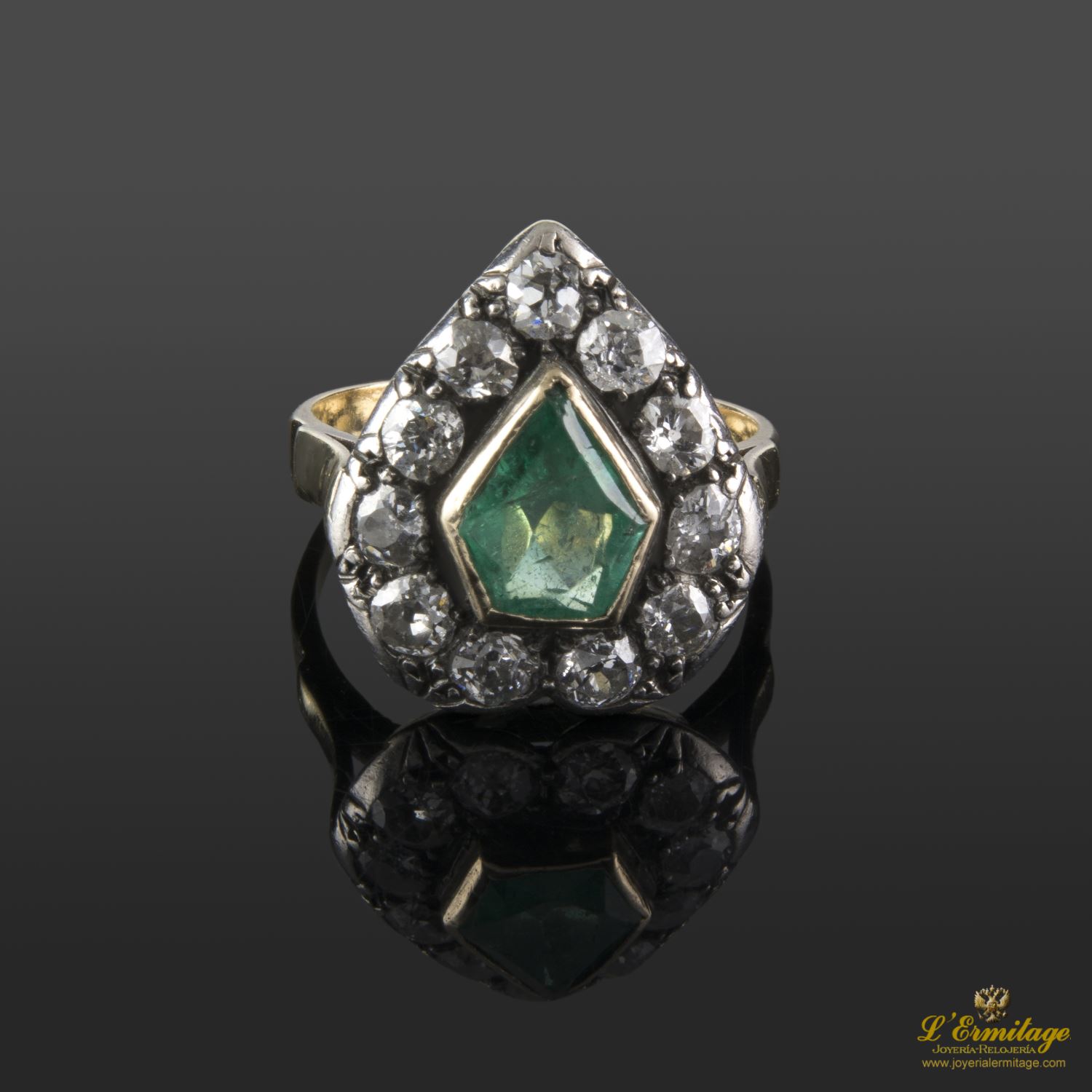 Sortija oro amarillo esmeralda y diamantes talla antigua.