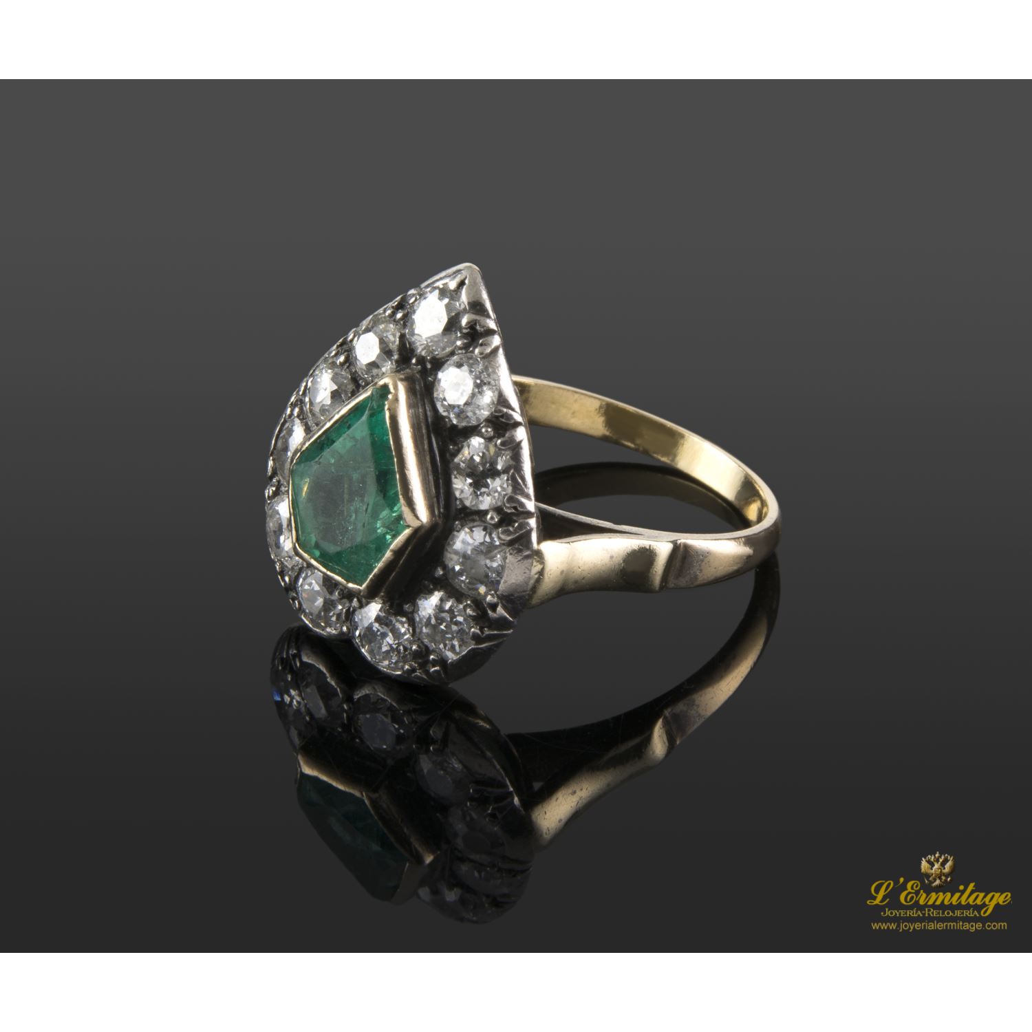 Sortija oro amarillo esmeralda y diamantes talla antigua.