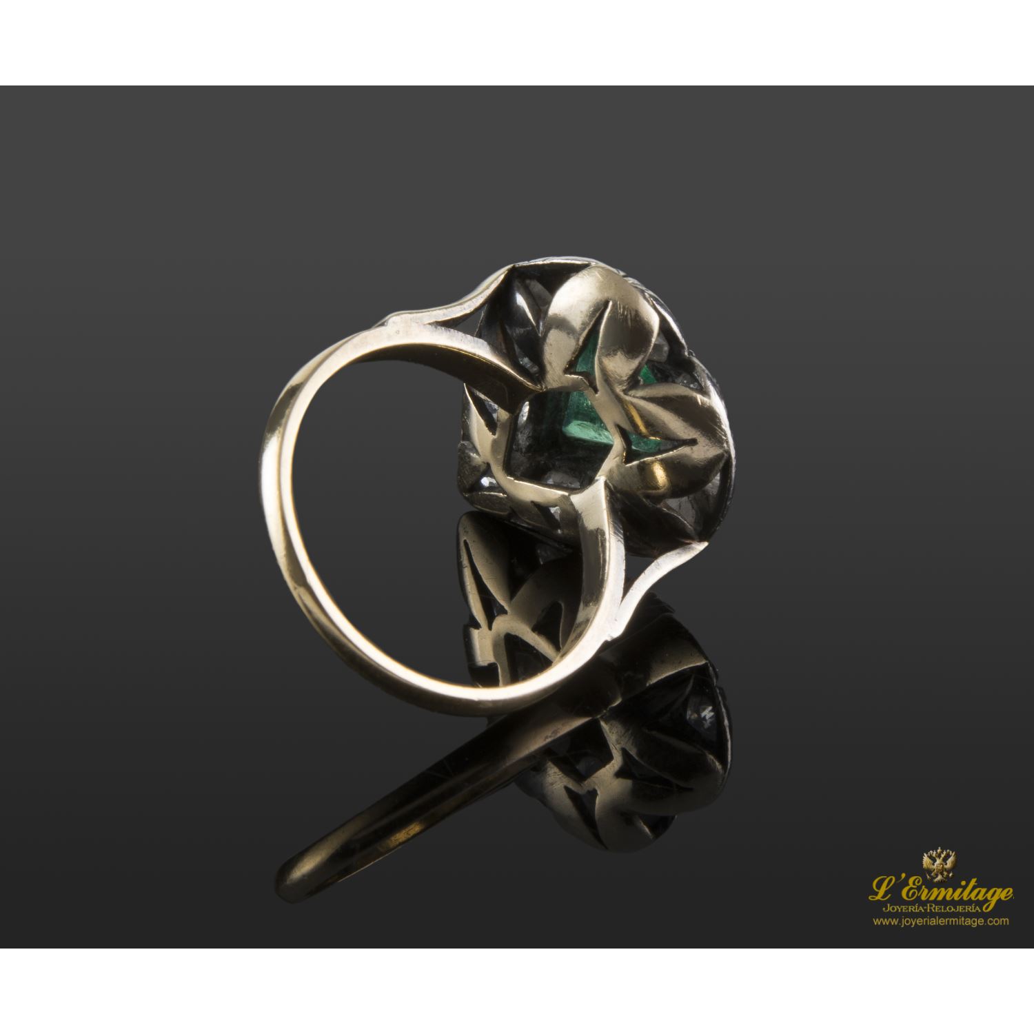 Sortija oro amarillo esmeralda y diamantes talla antigua.