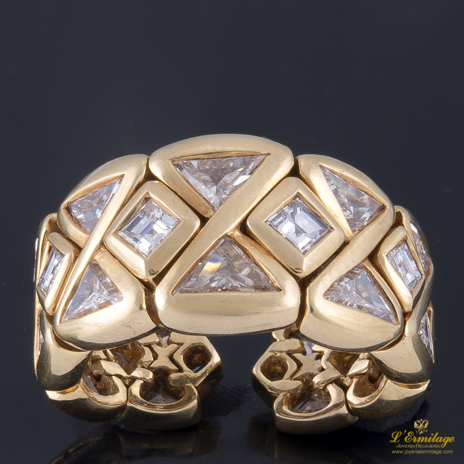 Sortija oro amarillo ancha y diamantes. 