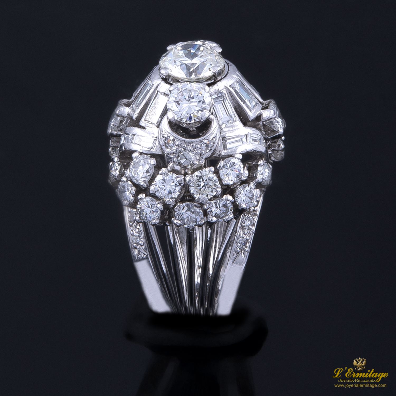 Sortija en oro blanco con brillantes.