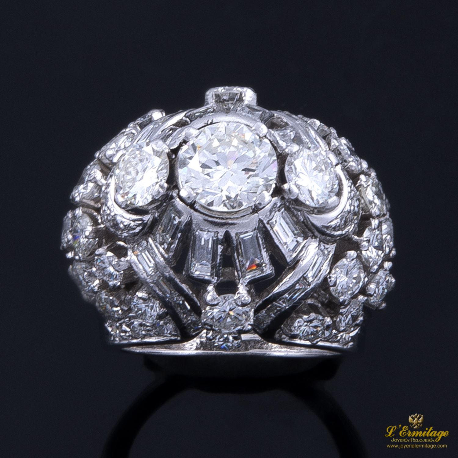 Sortija en oro blanco con brillantes.