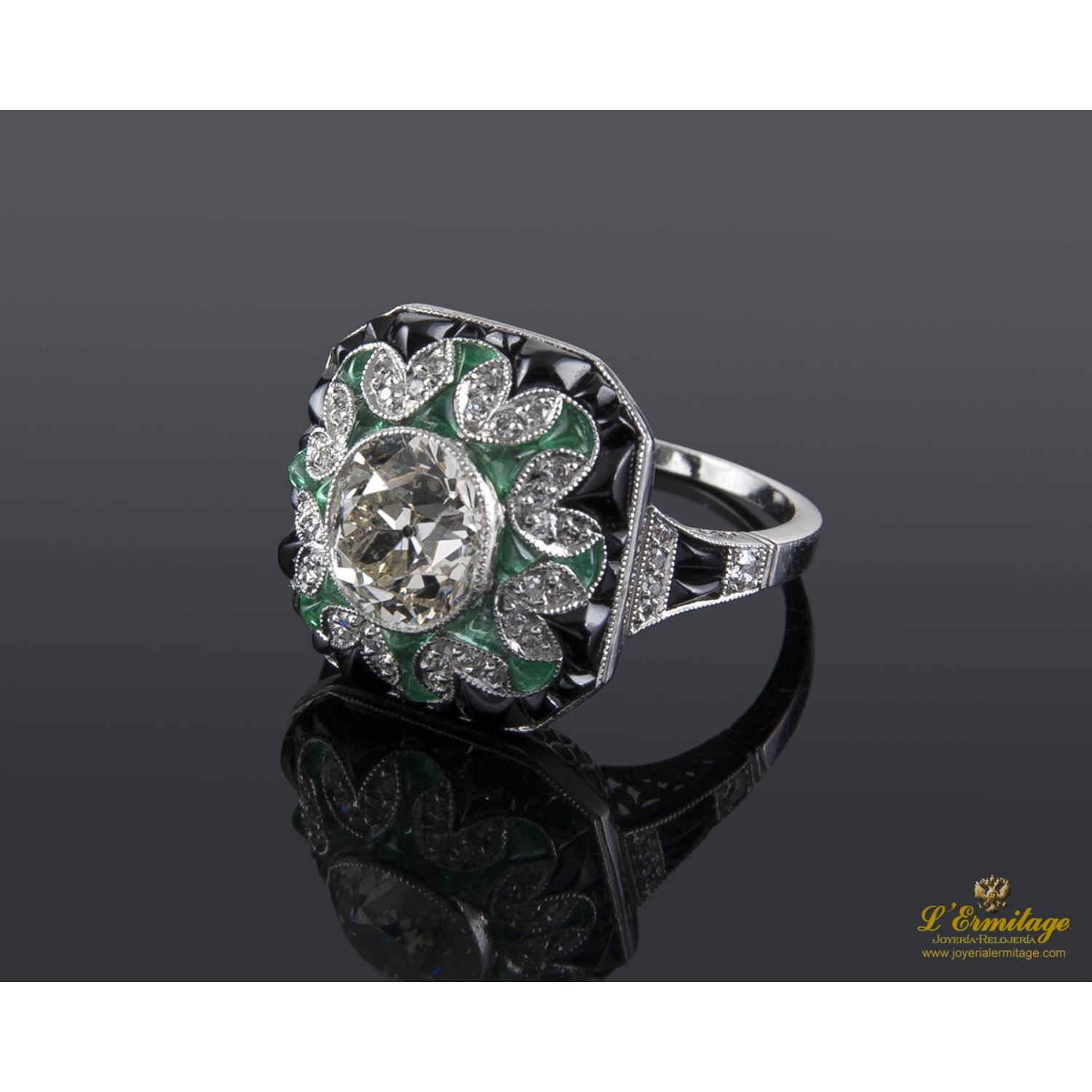 Sortija antigua oro blanco esmeraldas, ónix y diamante central.