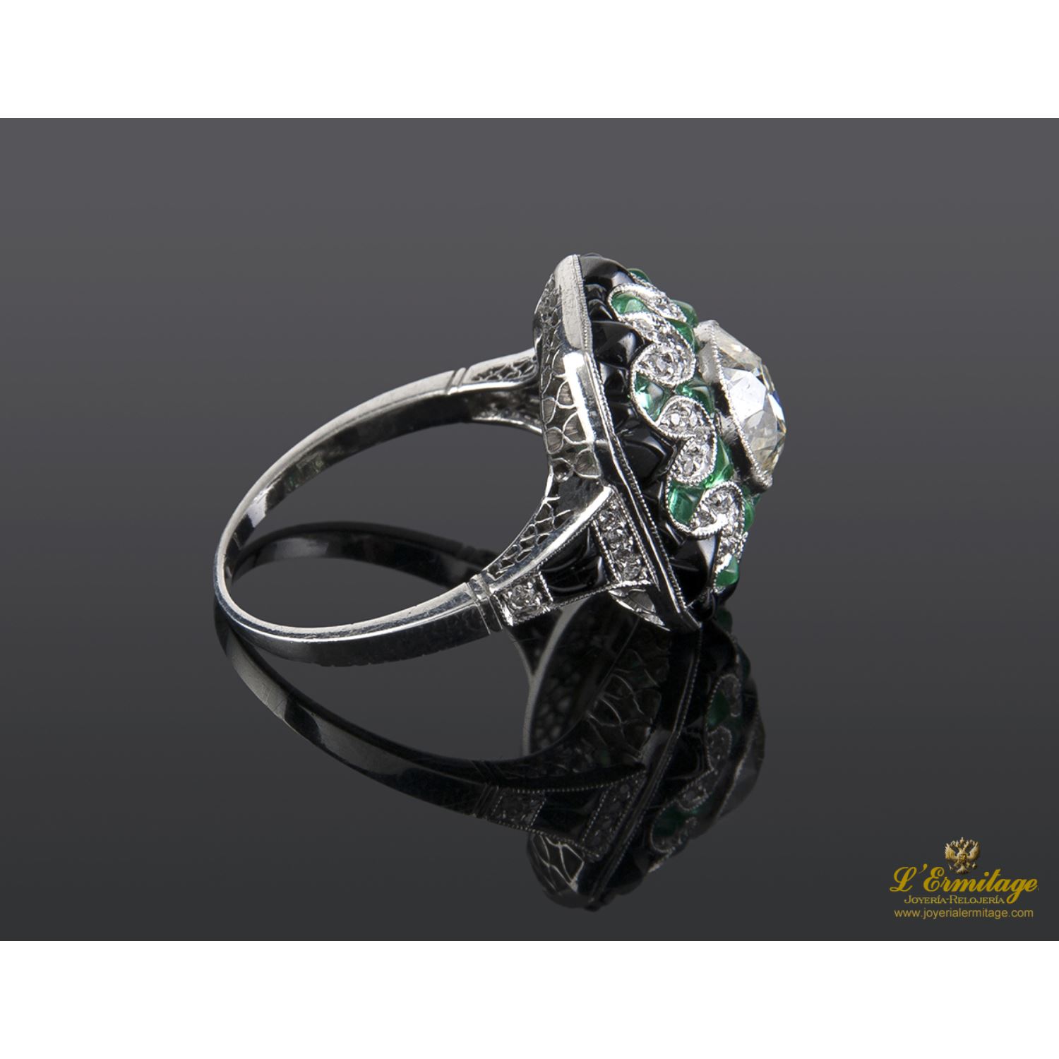 Sortija antigua oro blanco esmeraldas, ónix y diamante central.