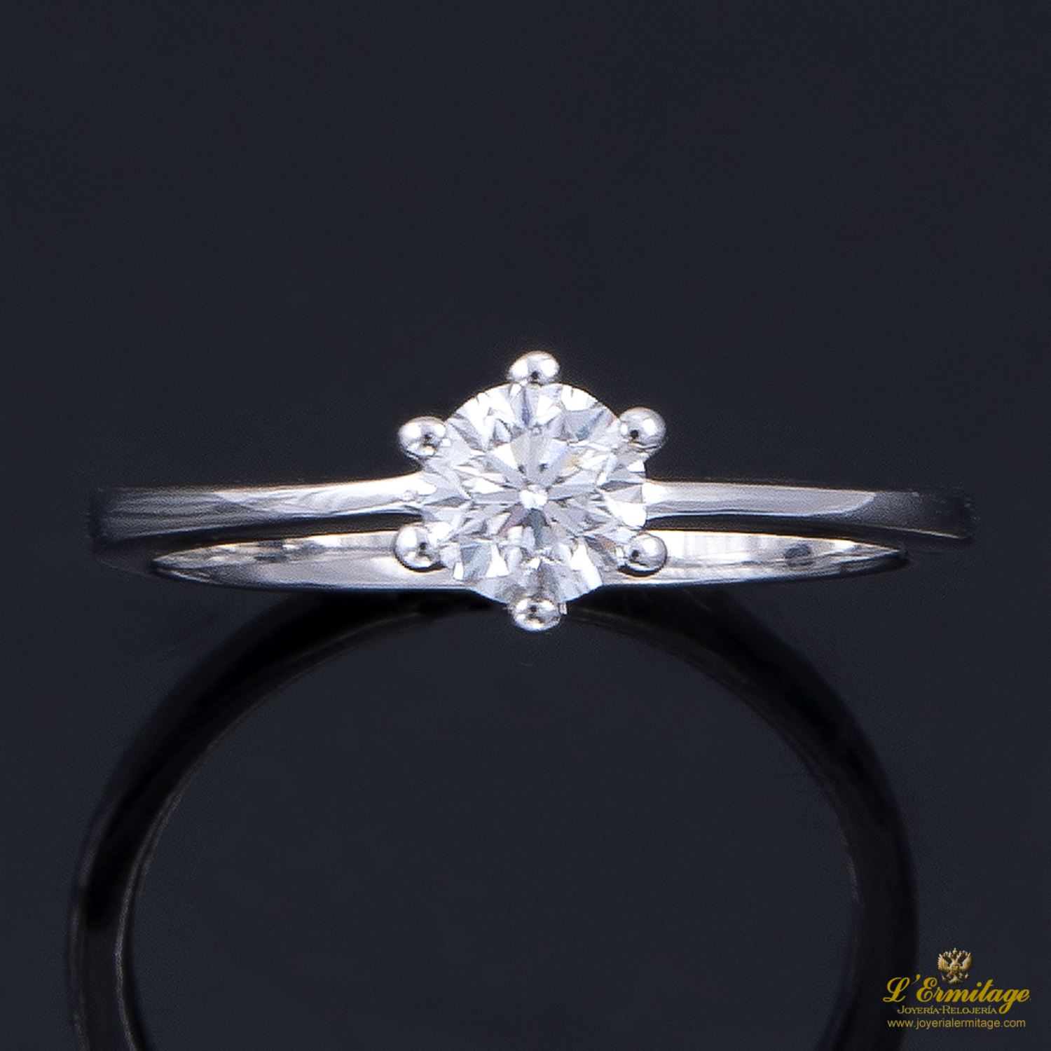 Sortija solitario oro blanco color f, puerza vs2 y peso 0,50 cts.