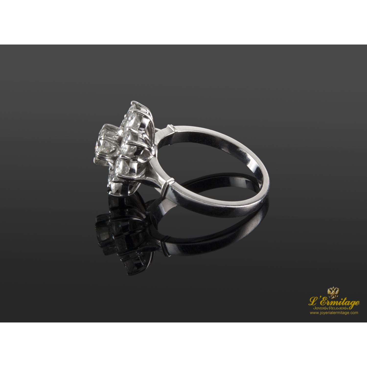 Sortija oro blanco y diamantes.