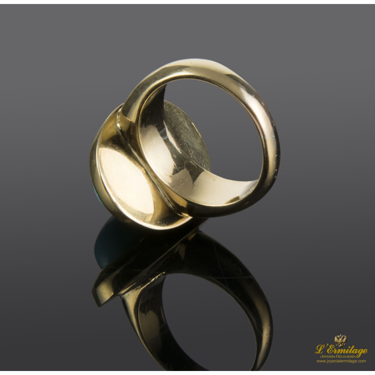 Sortija realizada en oro amarillo con una turqueza natural