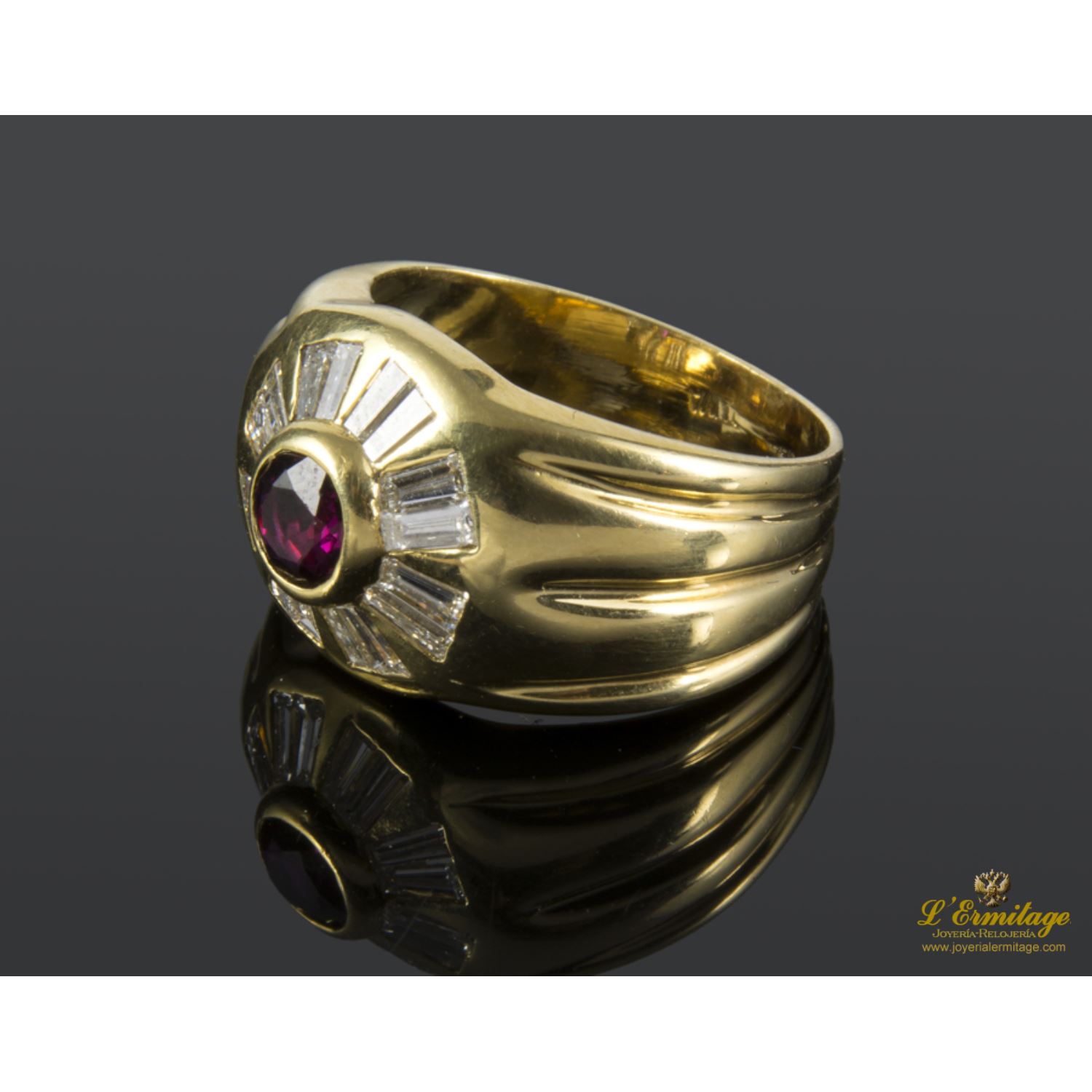 Sortija en oro amarillo con rubí y diamantes.