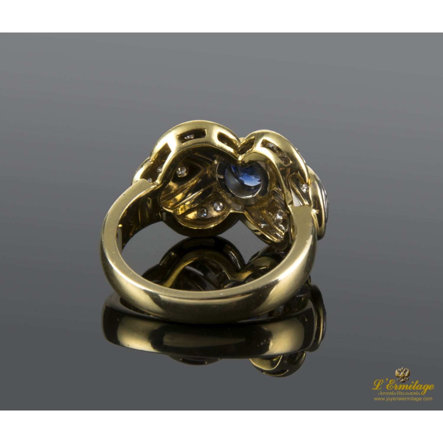 Sortija en oro amarillo y oro blanco con un zafiro y brillantes