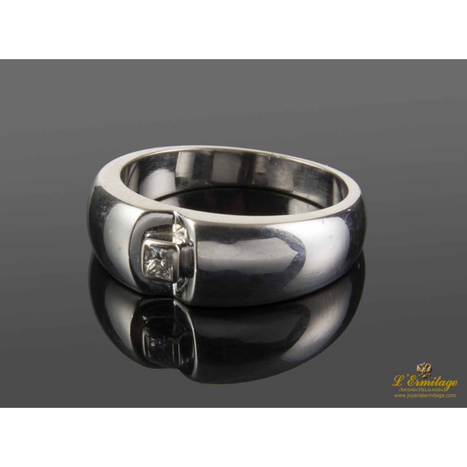 Solitario realizada en oro blanco con diamante talla princesa