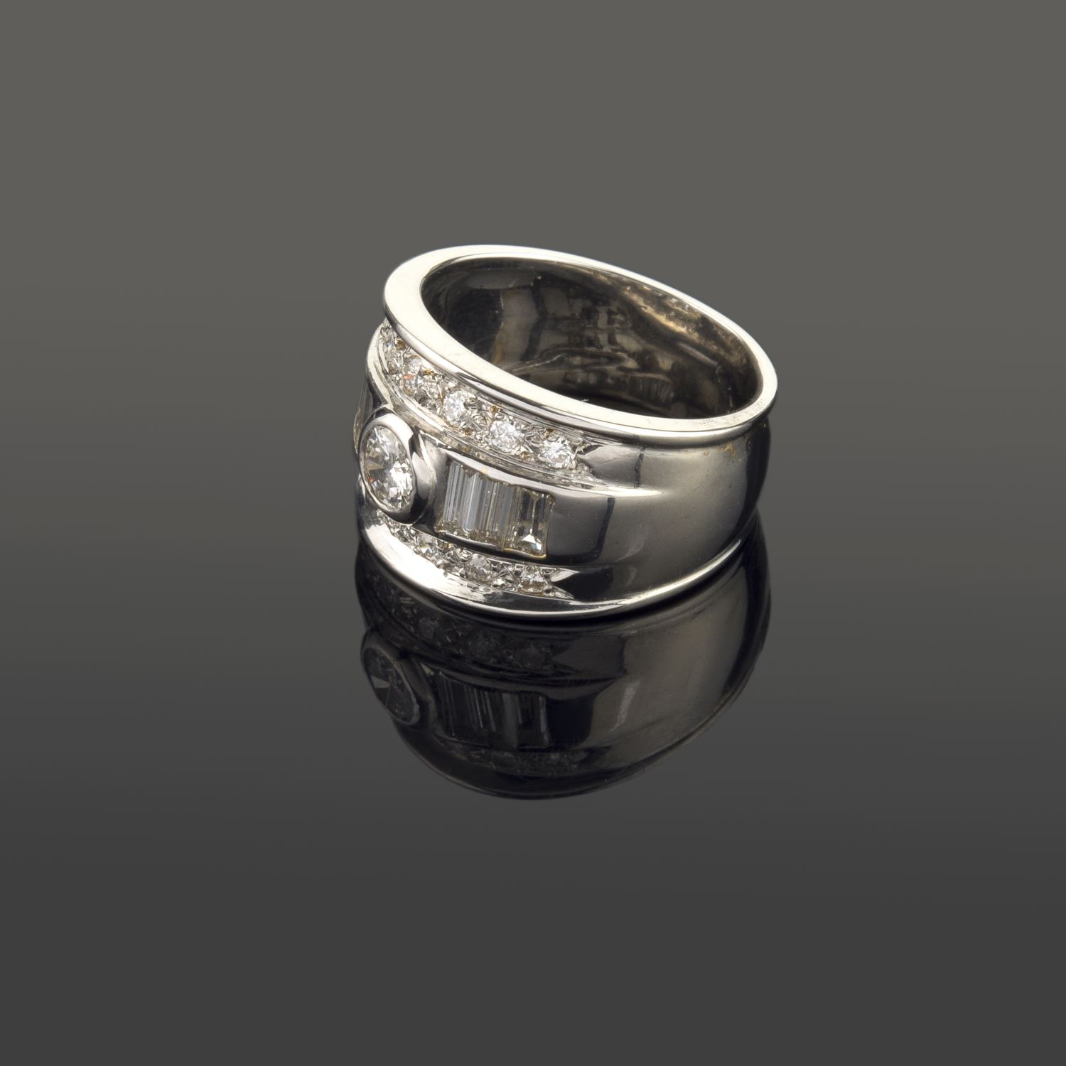 Sortija en oro blanco con brillantes y diamantes