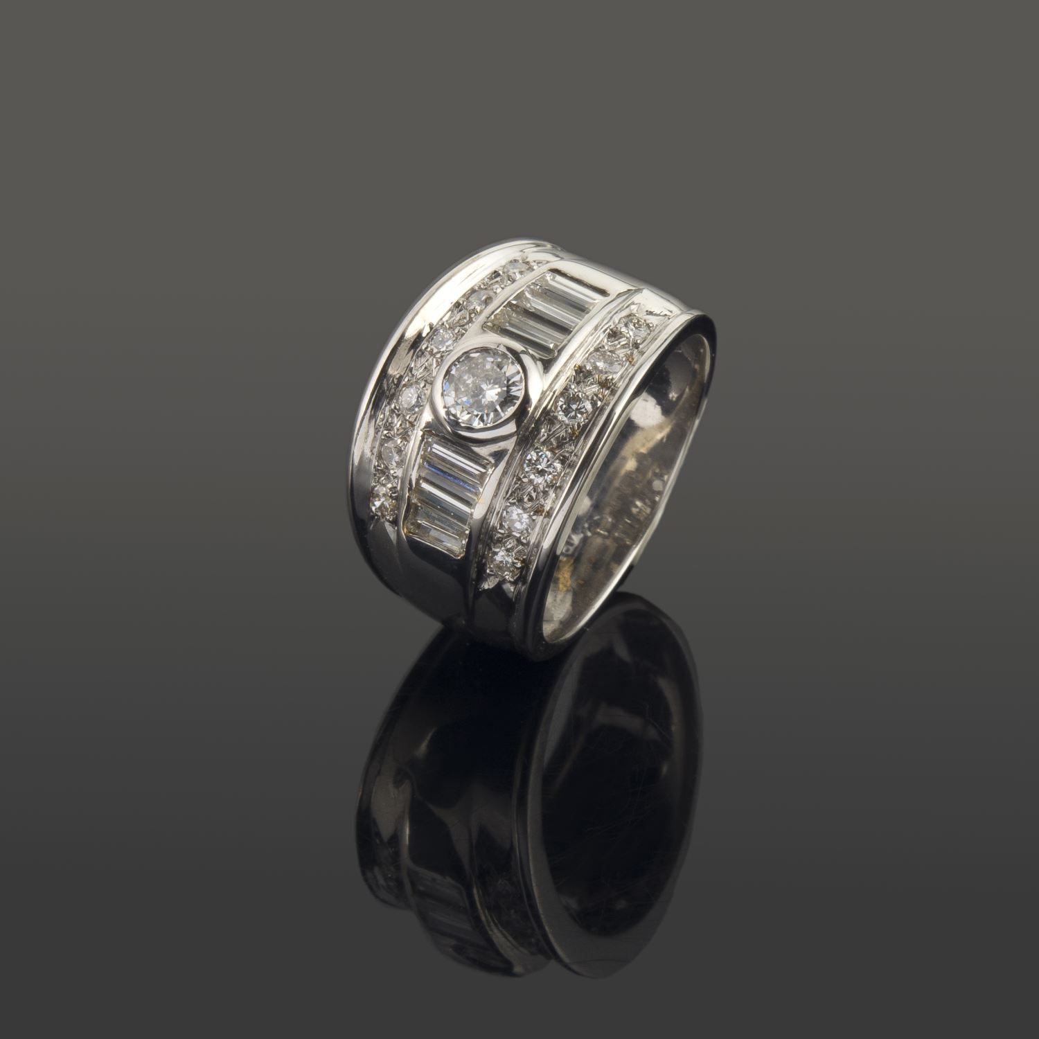 Sortija en oro blanco con brillantes y diamantes