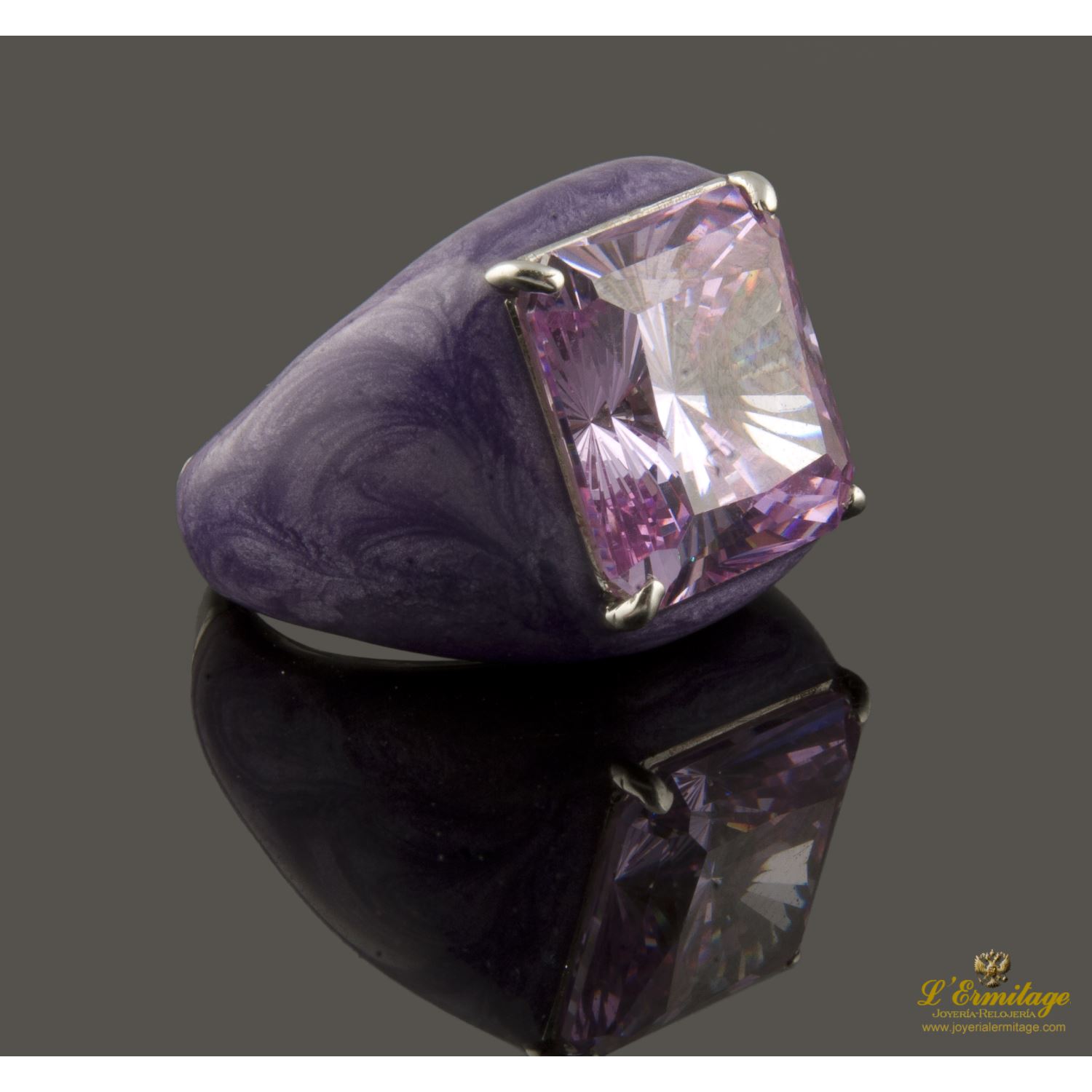 Sortija en oro blanco y esmalte a fuego con topacio rosa talla princesa.