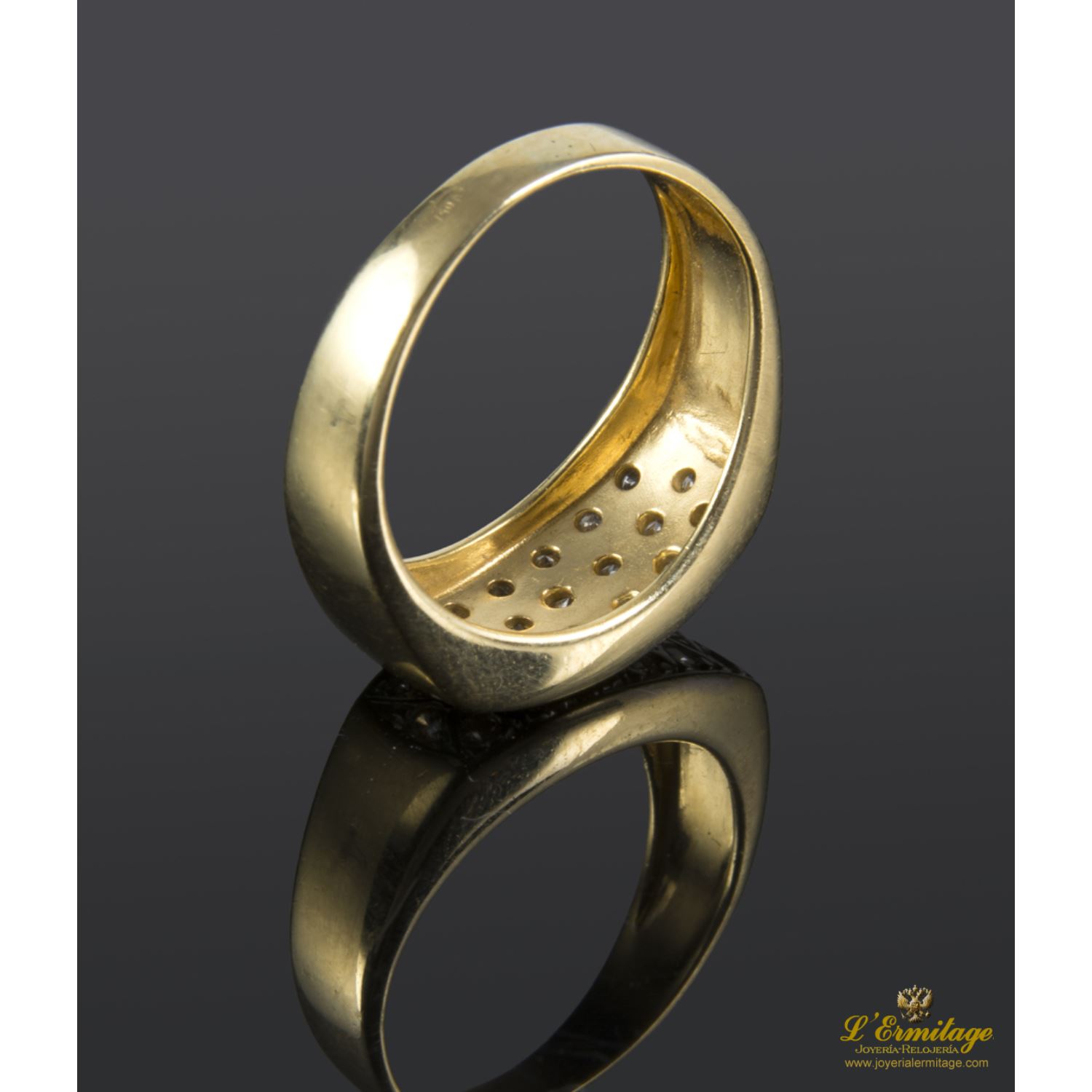 Sortija arlequinada realizada en oro amarillo y oro blanco con zirconitas.