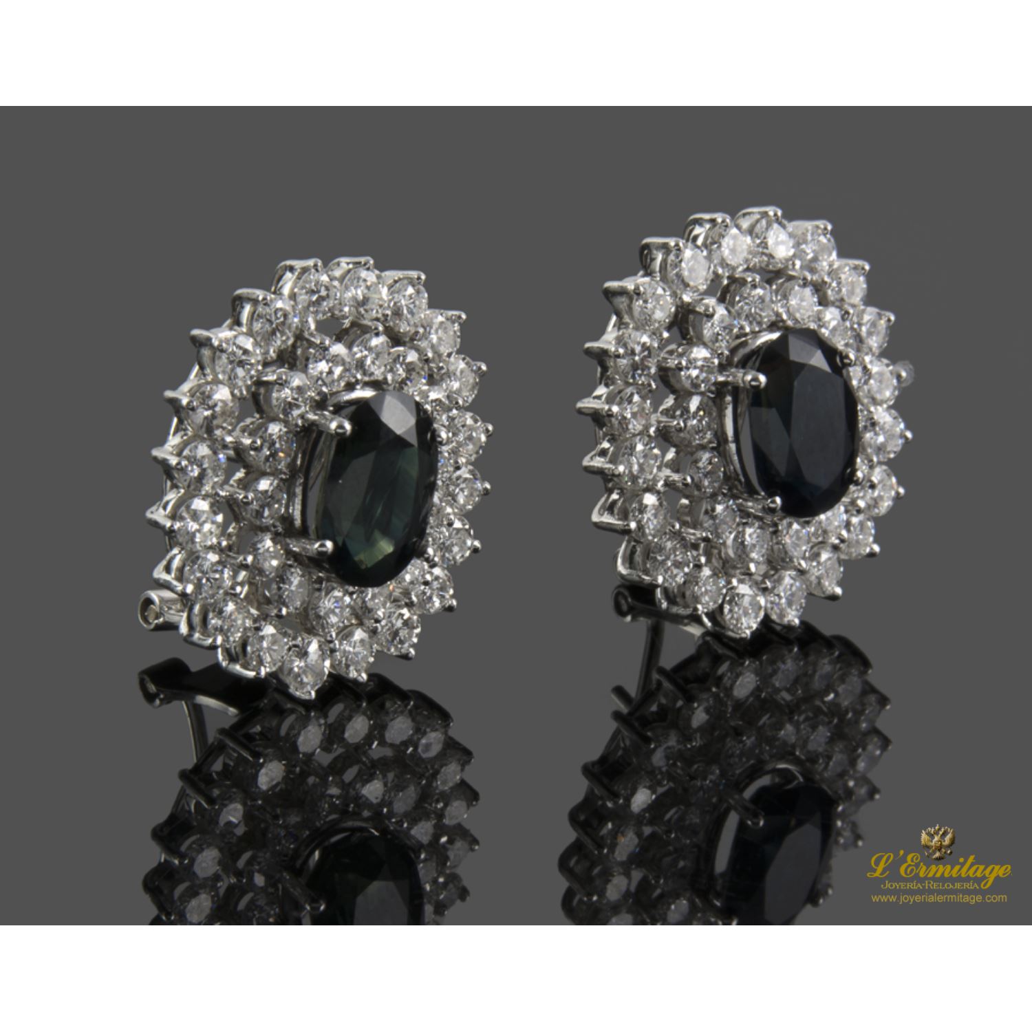 Pendientes en oro blanco con zafiros y orlas de brillantes.