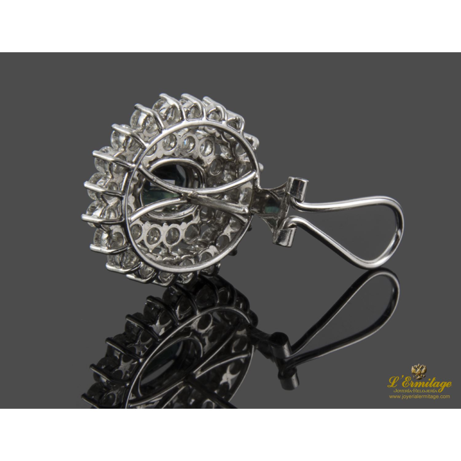 Pendientes en oro blanco con zafiros y orlas de brillantes.