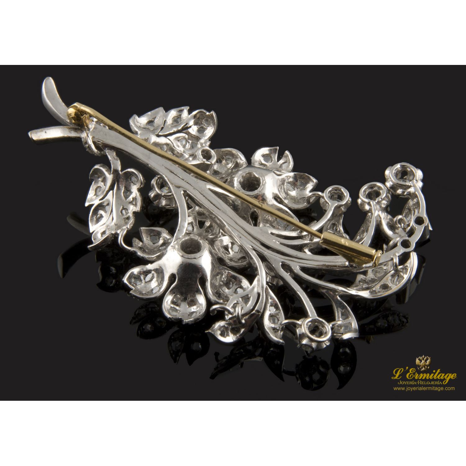 Broche floral realizado en oro blanco y diamantes