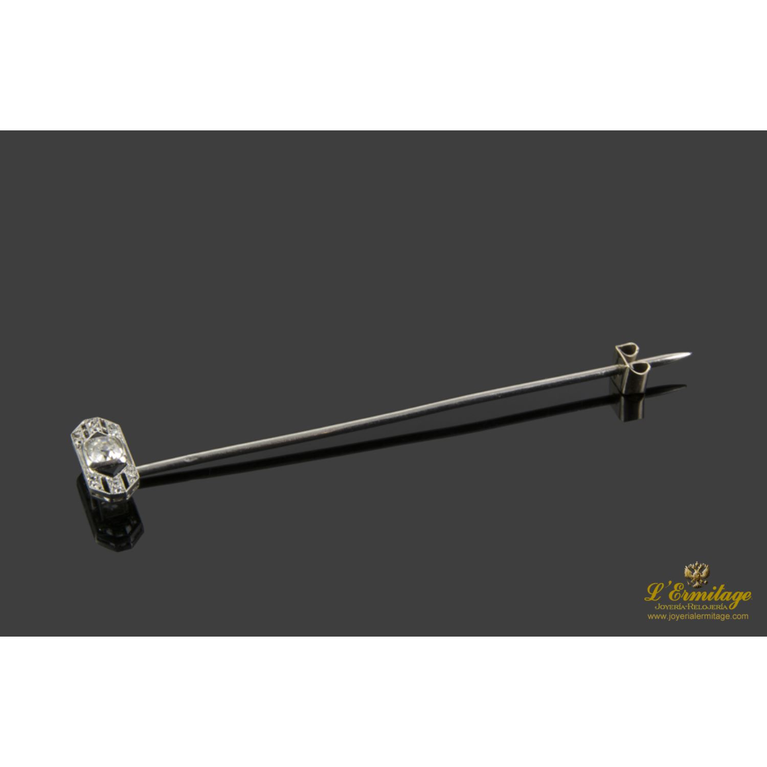 Aguja de corbata realizada en oro blanco con brillantes.