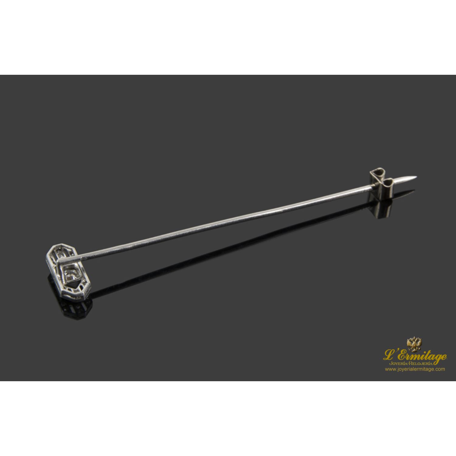Aguja de corbata realizada en oro blanco con brillantes.