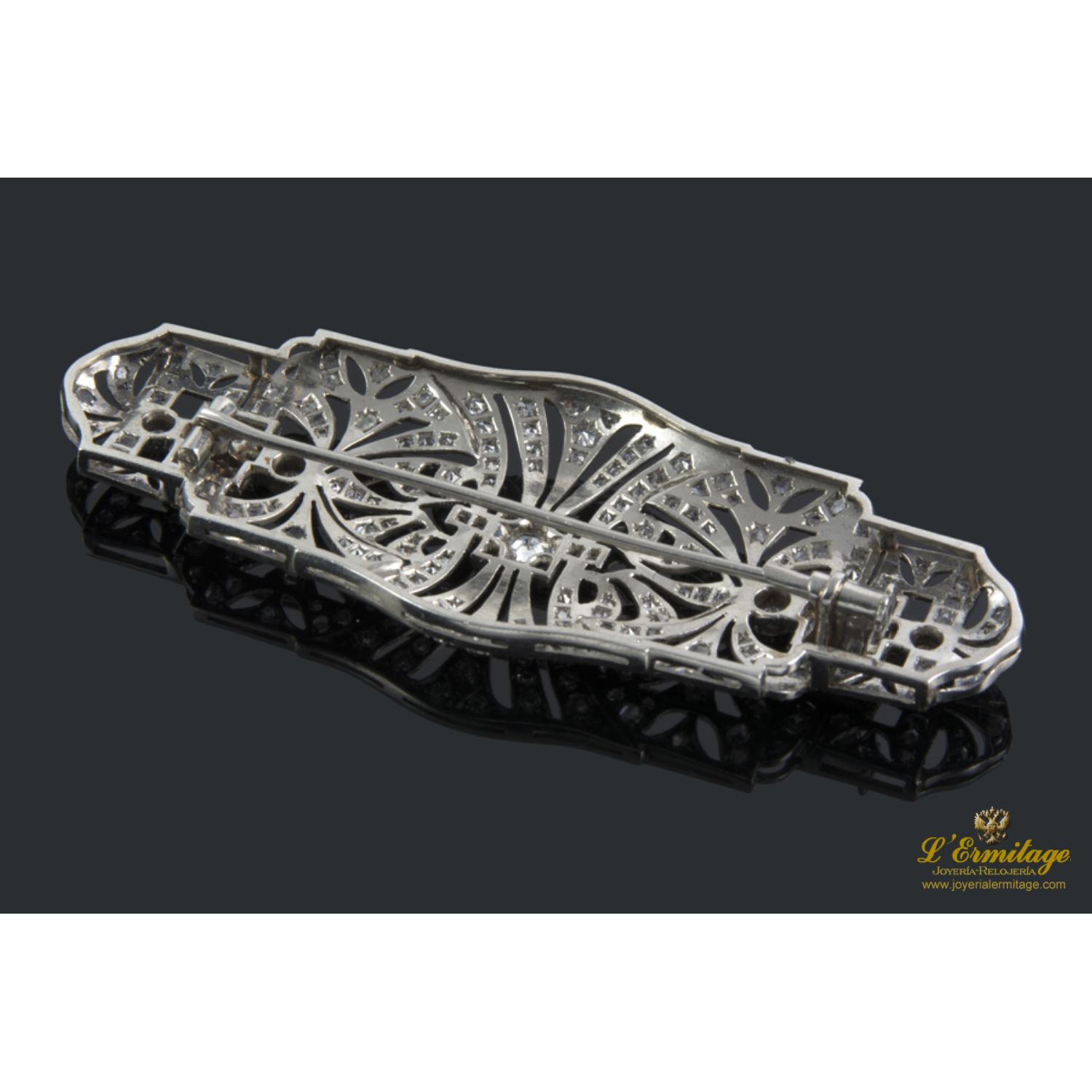 Broche realizado en oro blanco con brillantes y diamantes.