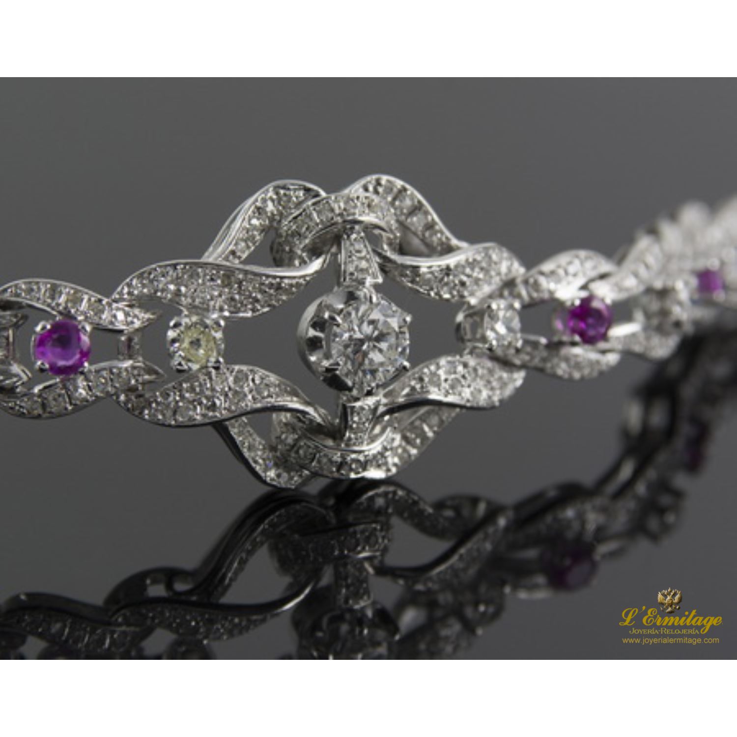 Pulsera realizada en oro blanco con diamantes, brillantes y rubíes.