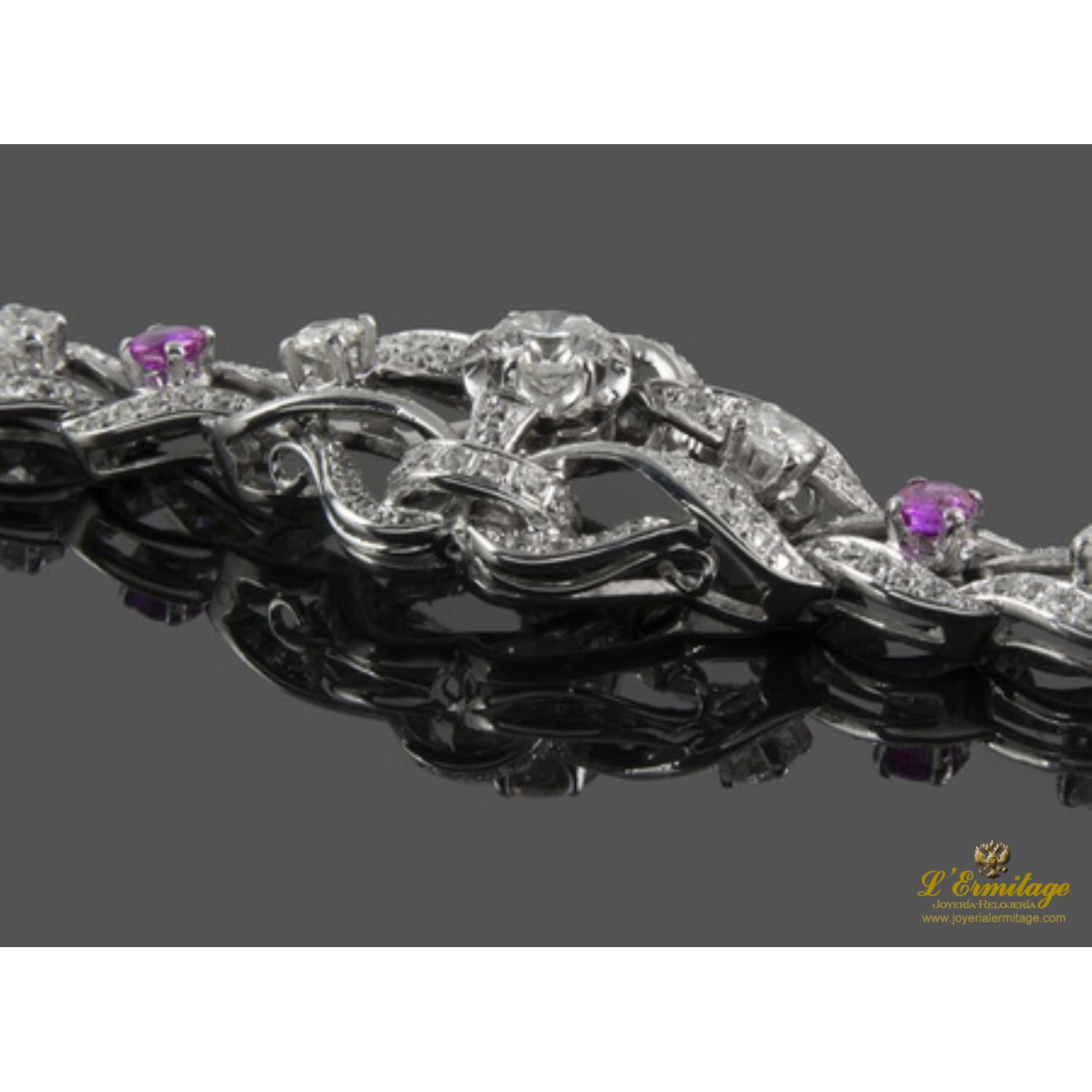 Pulsera realizada en oro blanco con diamantes, brillantes y rubíes.