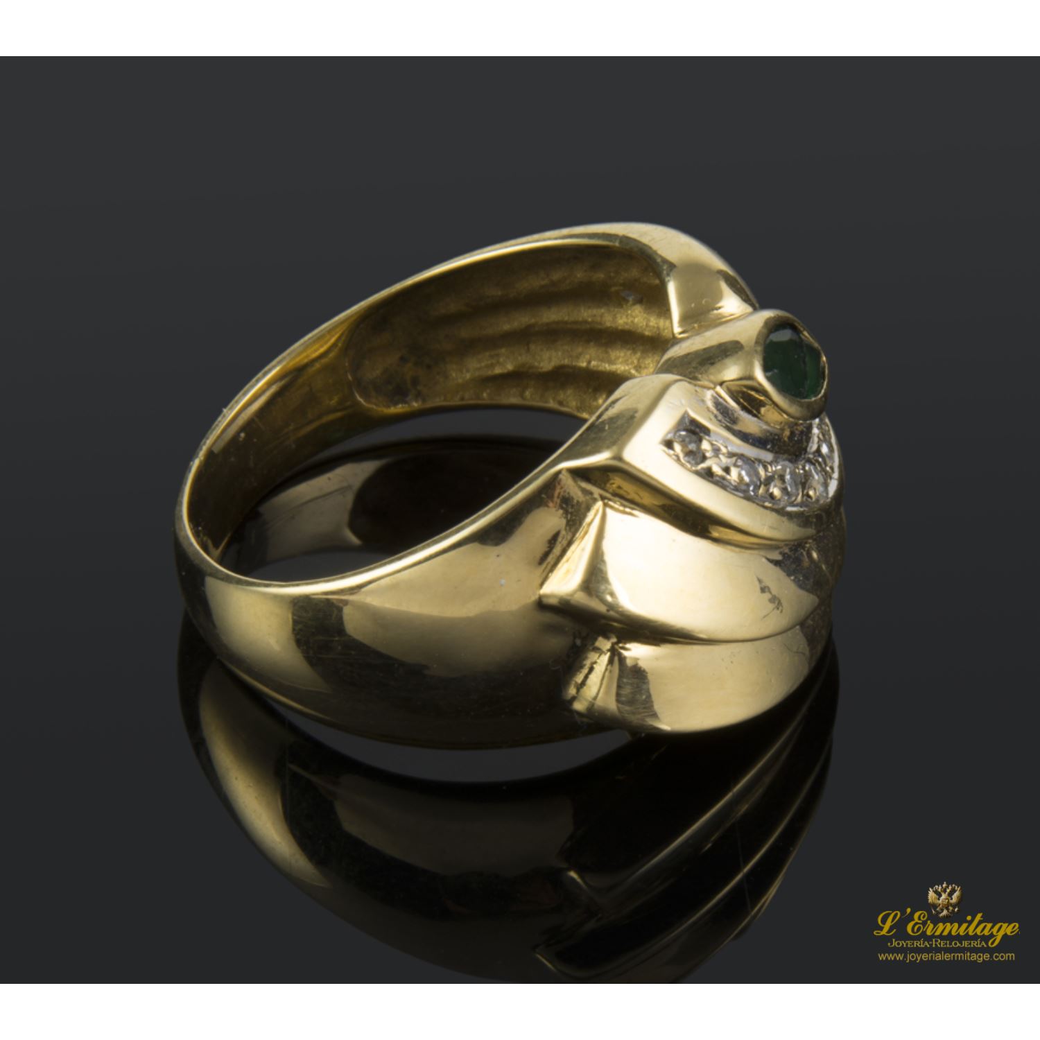 Sortija realizada en oro amarillo. Presenta una esmeralda natural y brillantes
