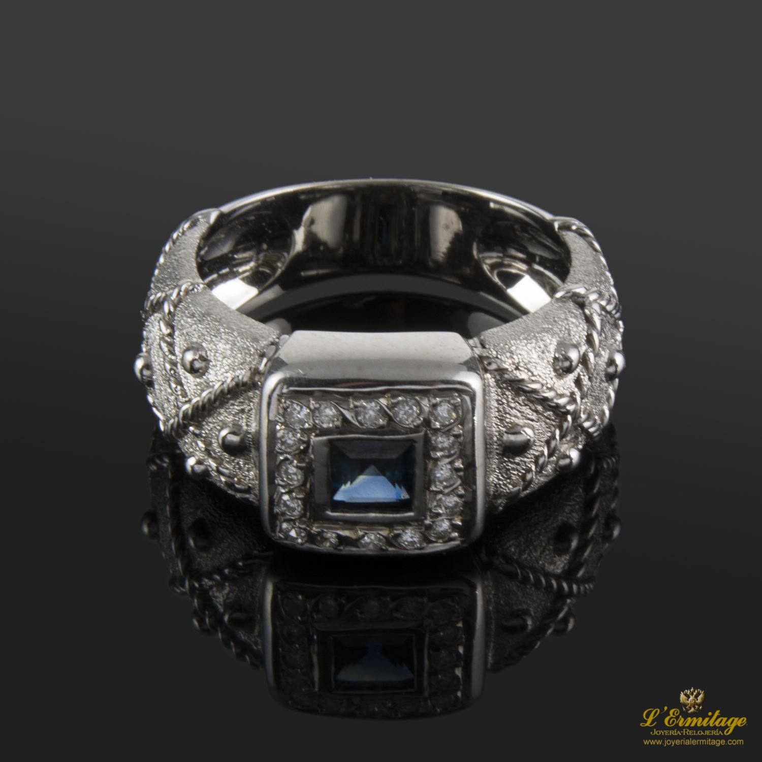 Sortija en oro blanco con zafiro y brillantes