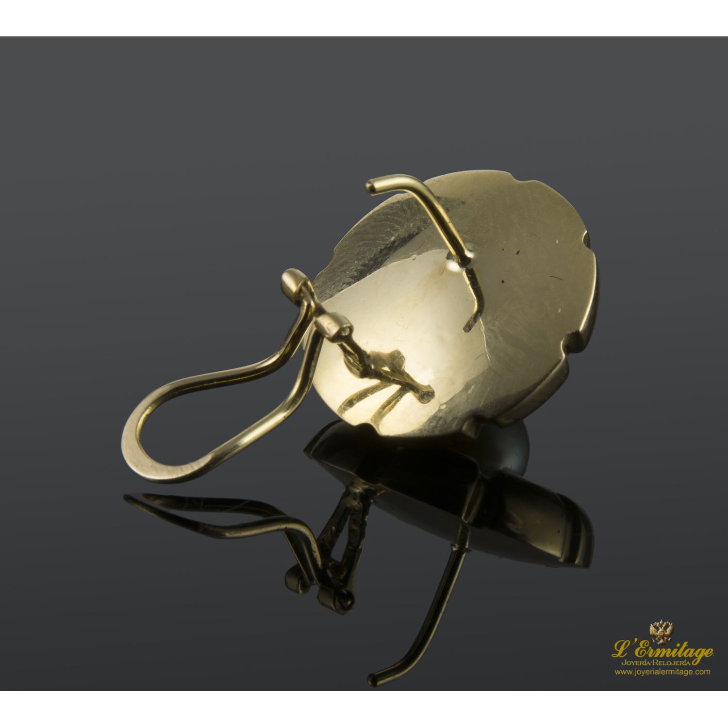 Pendientes tipo chanel realizados en oro amarillo con centro de perla.