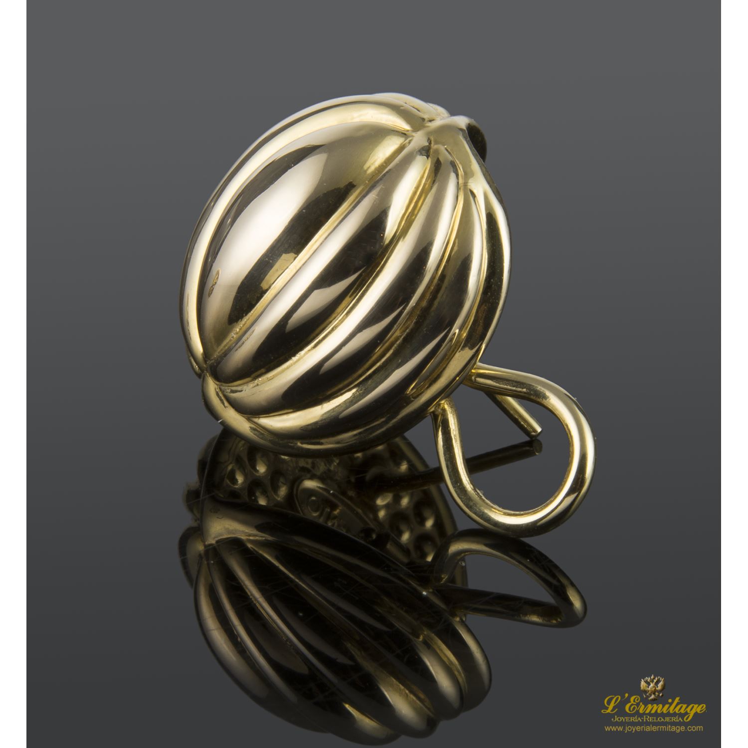 Pendientes en forma de media bola con gallones, realizados en oro amarillo.