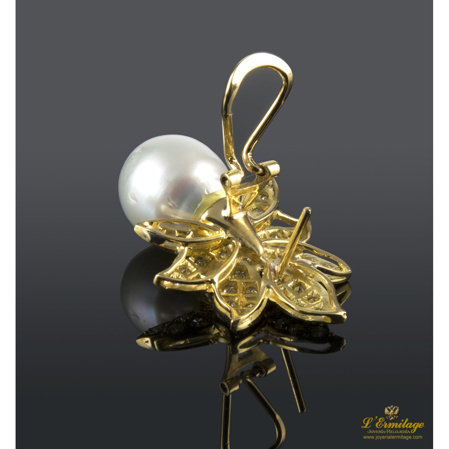 Pendientes en oro amarillo con perlas y brillantes.