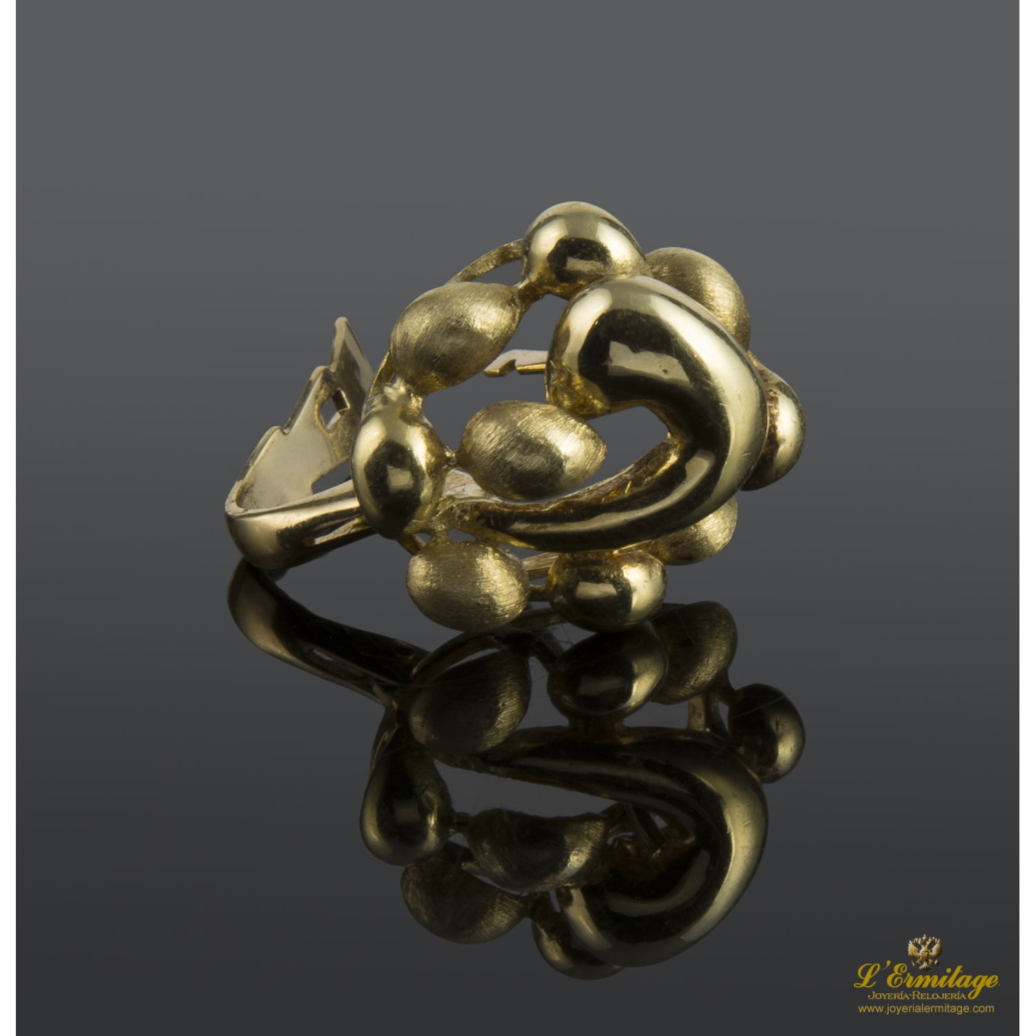 Pendientes realizados en oro amarillo con motivos en mate y brillo.