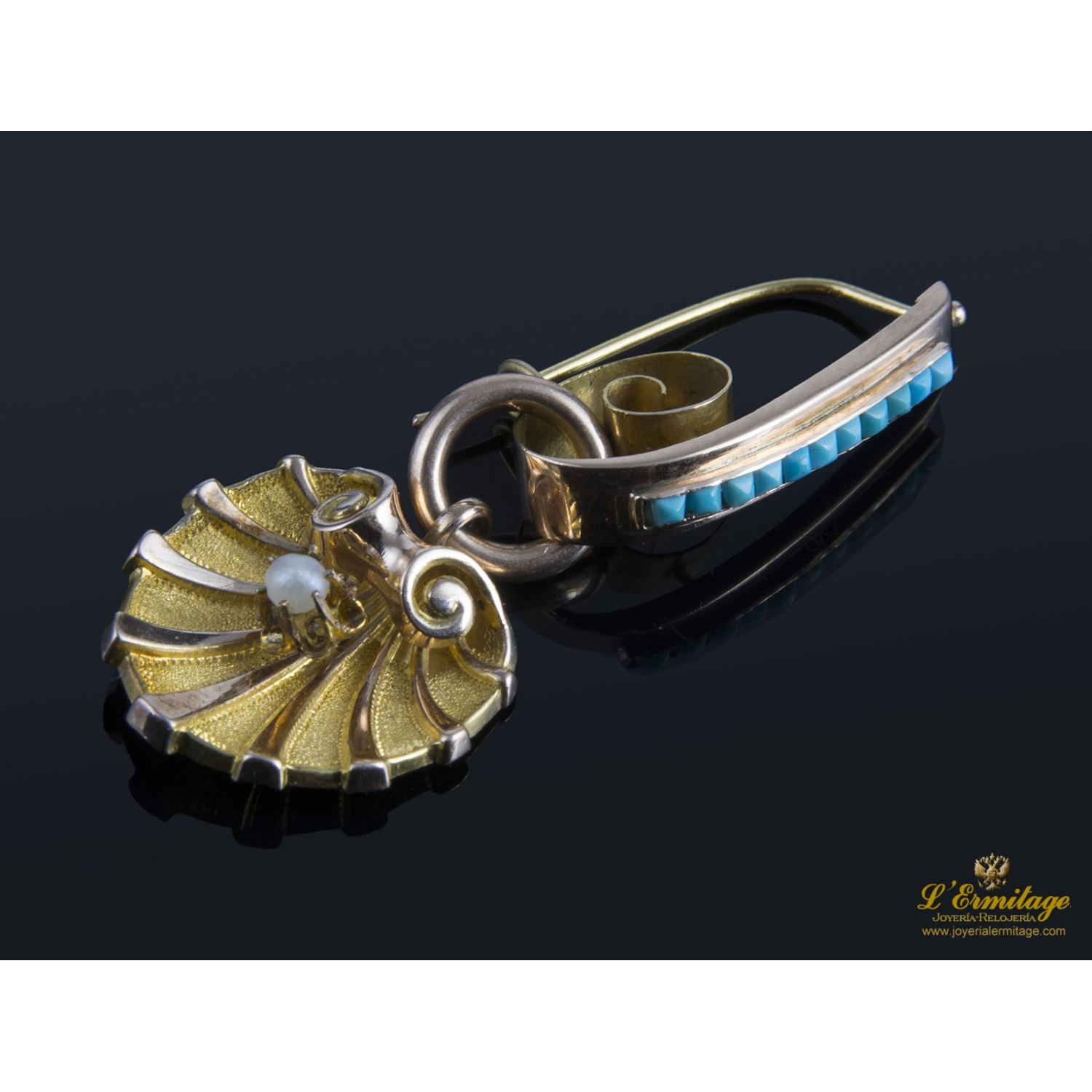 Pendientes largos vintage con aljofar y turquezas montados en oro amarillo.