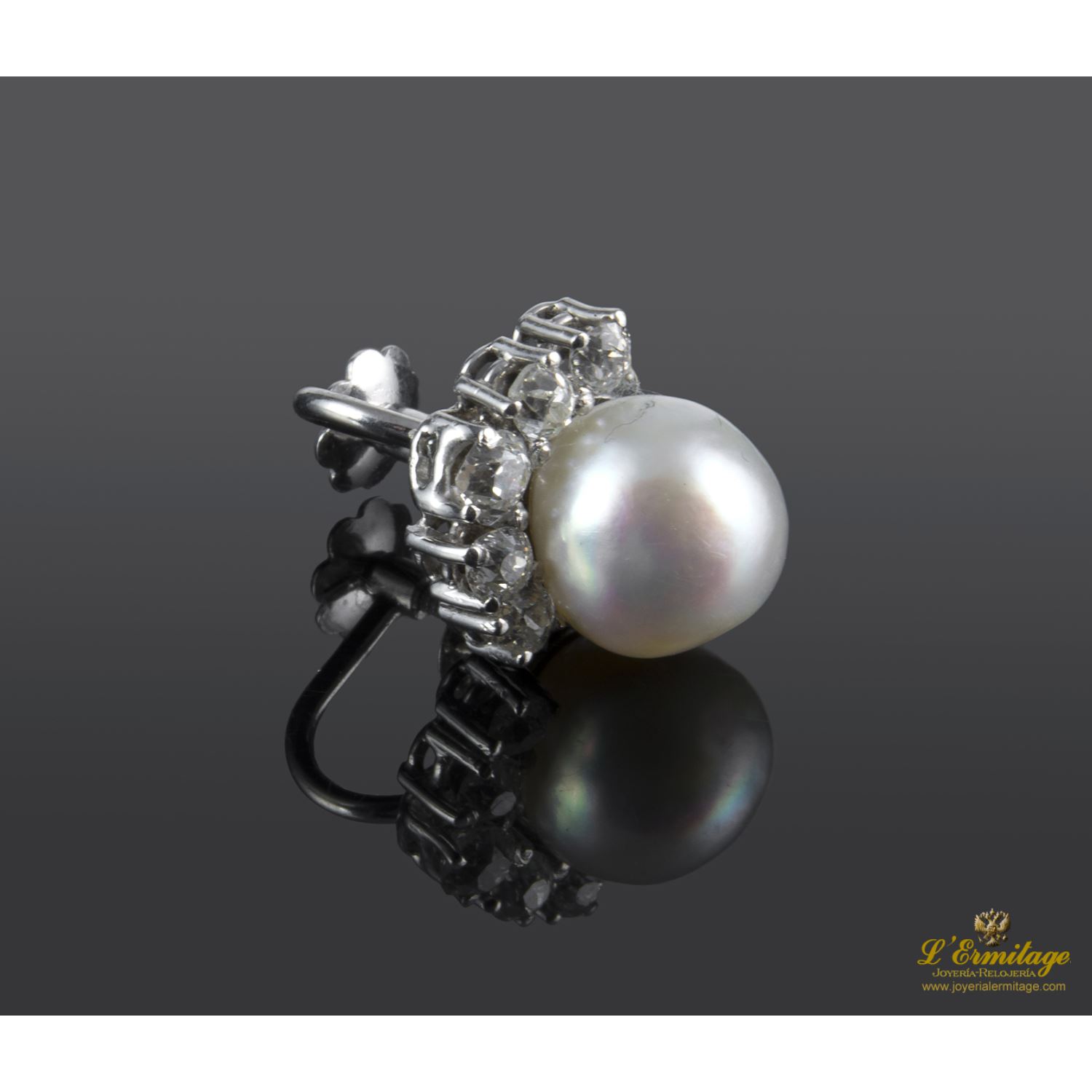 Pendientes de perlas naturales realizados en oro blanco con medialuna de brillantes.