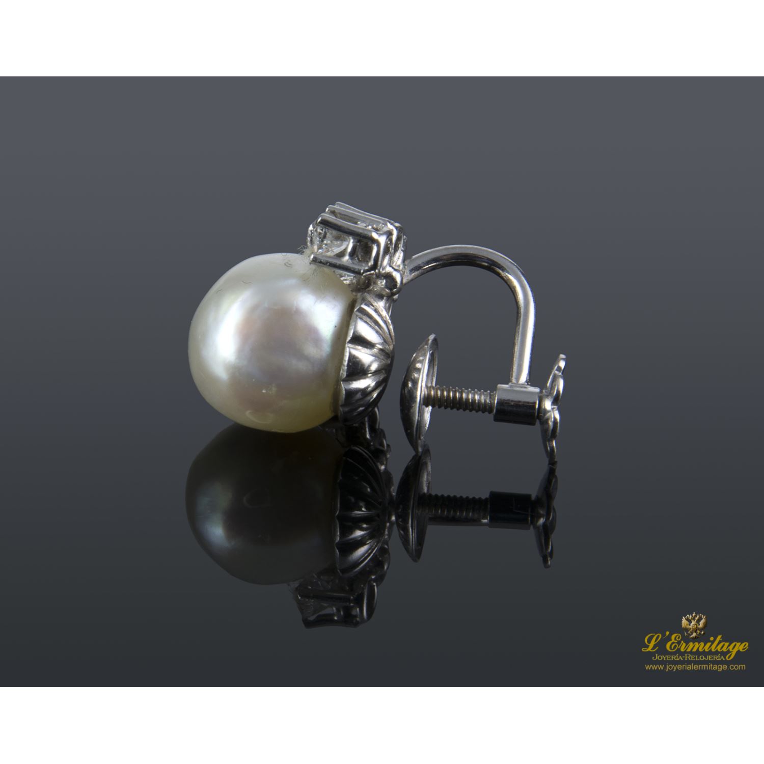 Pendientes de perlas naturales realizados en oro blanco con medialuna de brillantes.