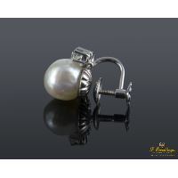 Pendientes de perlas naturales realizados en oro blanco con medialuna de brillantes.