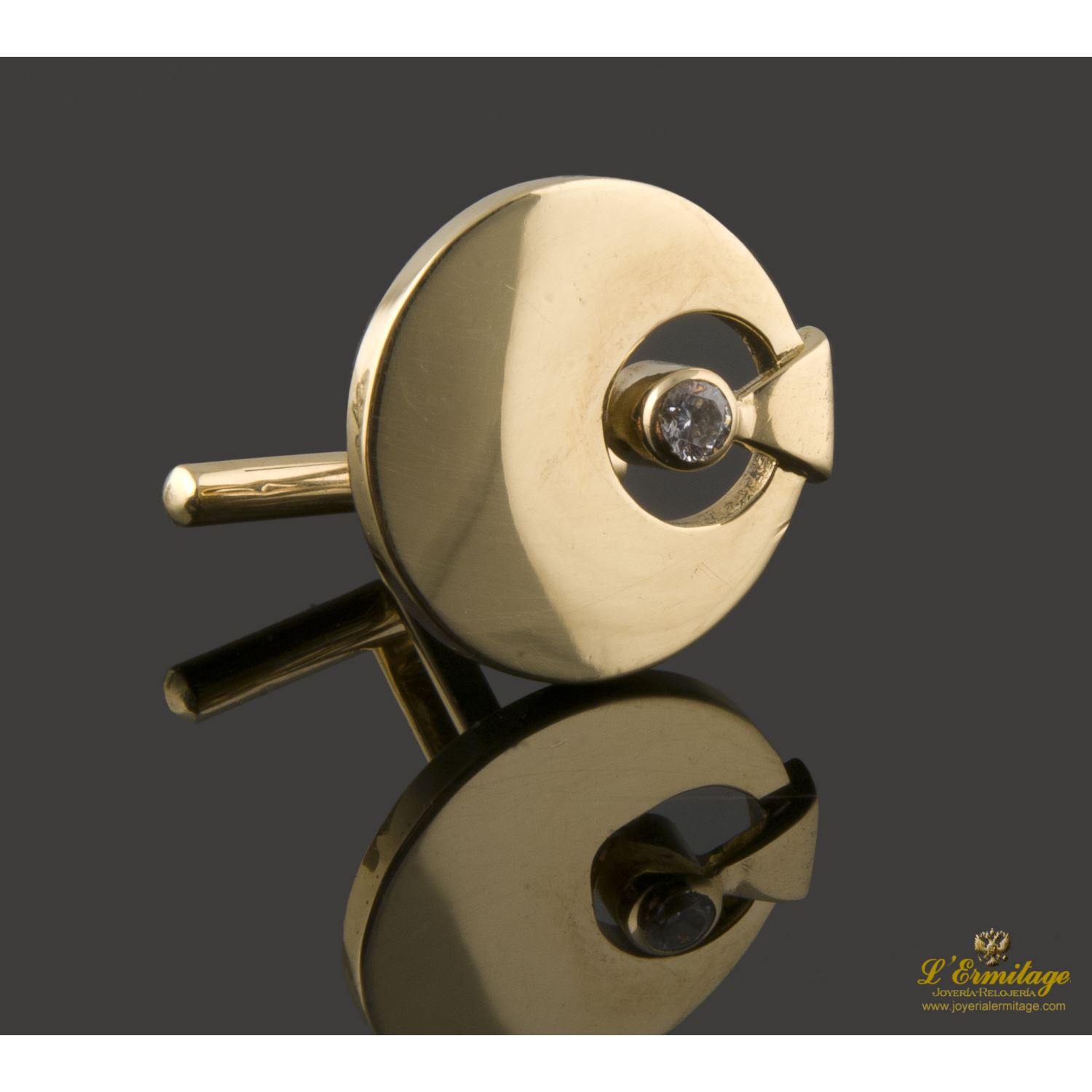 Gemelos redondos realizados en oro amarillo con circonitas.