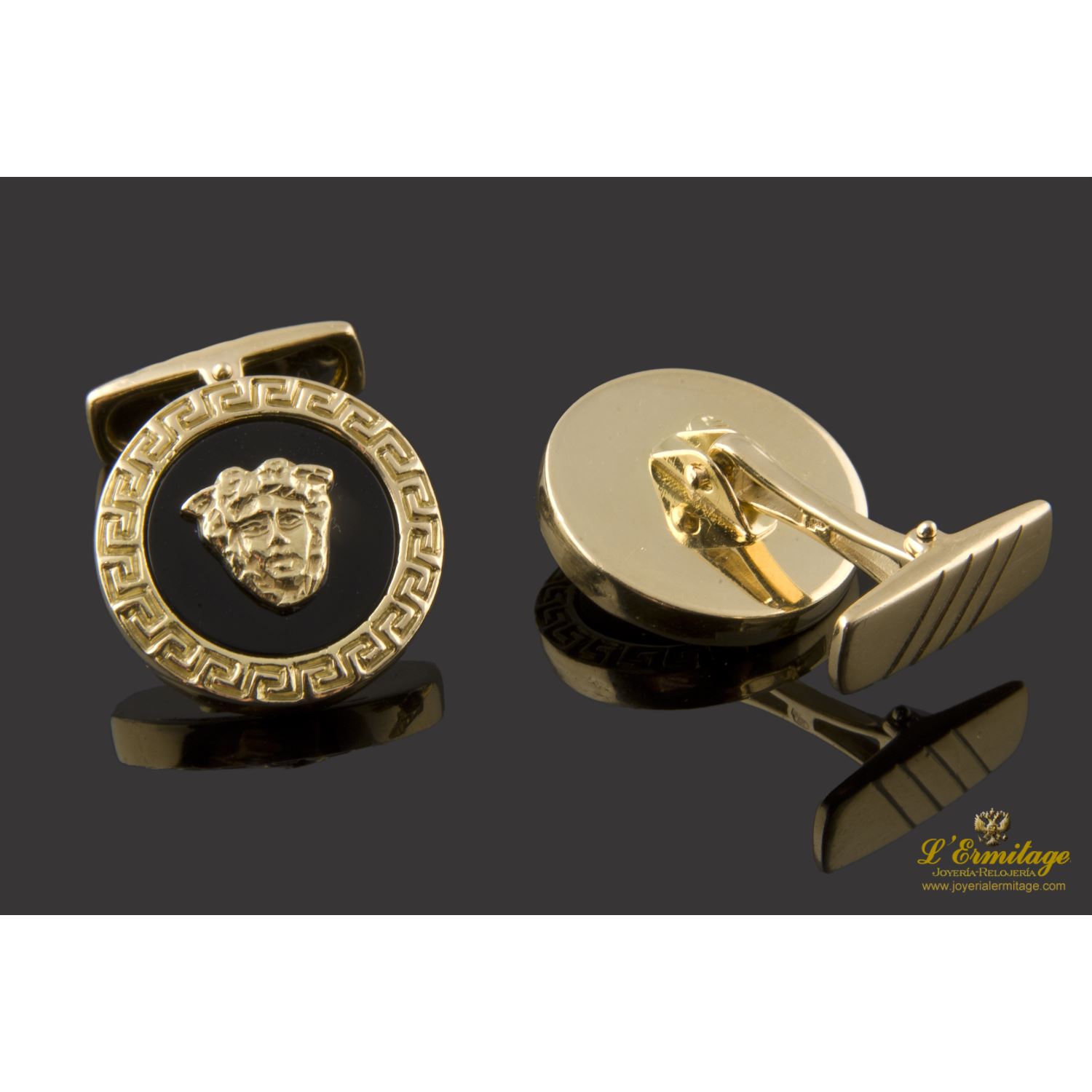 Gemelos tipo versace realizados en oro amarillo con centro en onix.